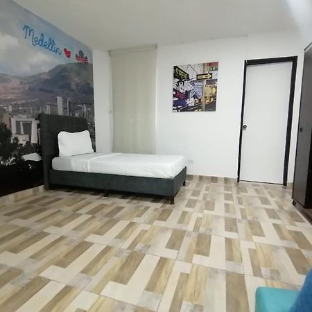 Aw Hotel Urban 80 Меделин Екстериор снимка