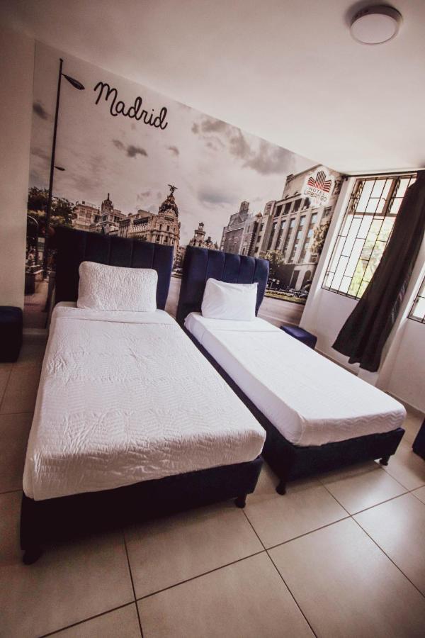 Aw Hotel Urban 80 Меделин Екстериор снимка
